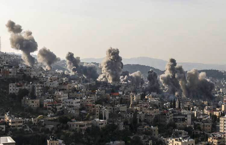 ২০২৩ সালের ৭ অক্টোবর ইসরায়েলের সীমান্তে প্রবেশ করে আকস্মিক হামলা চালায় হামাস। সে সময় ১ হাজার ১৩৯ জন নিহত হয়। এছাড়া দুই শতাধিক মানুষকে জিম্মি হিসেবে অপহরণ করে নিয়ে যাওয়া হয়। এরপরেই গাজায় পাল্টা আক্রমণ চালায় ইসরায়েল।