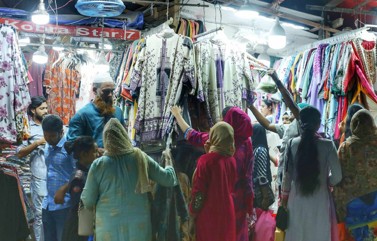 পছন্দের কুর্তি দেখতে ব্যস্ত নারীরা।