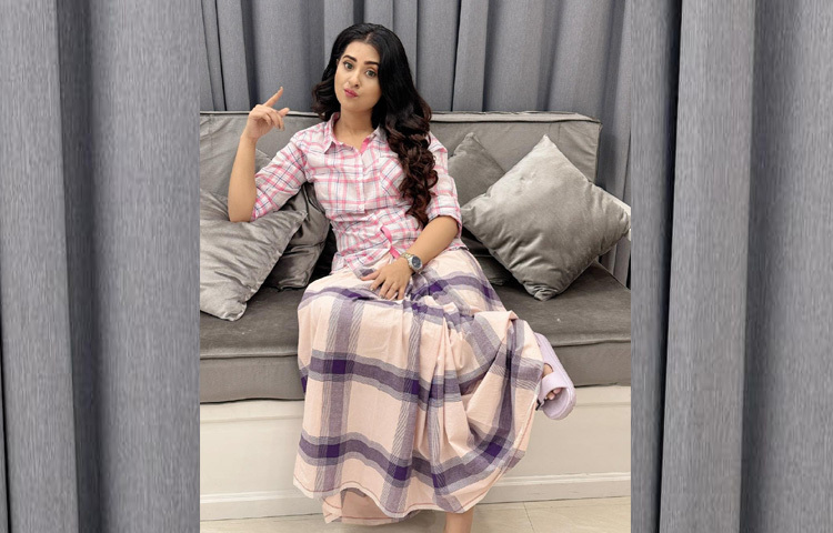 প্রেম ও প্রতিশোধের গল্পে সিনেমাটি নির্মাণ করেছেন এম রাহিম। সিয়াম-বুবলী ছাড়াও এতে অভিনয় করেছেন দীঘি, দিলারা জামান, শহীদুজ্জামান সেলিম, রাশেদ মামুন অপু, সোহেল খান।