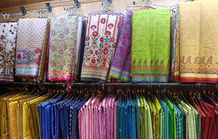 সুতি শাড়ি বিক্রি হচ্ছে ১০০০ থেকে ৩০০০ টাকায়।