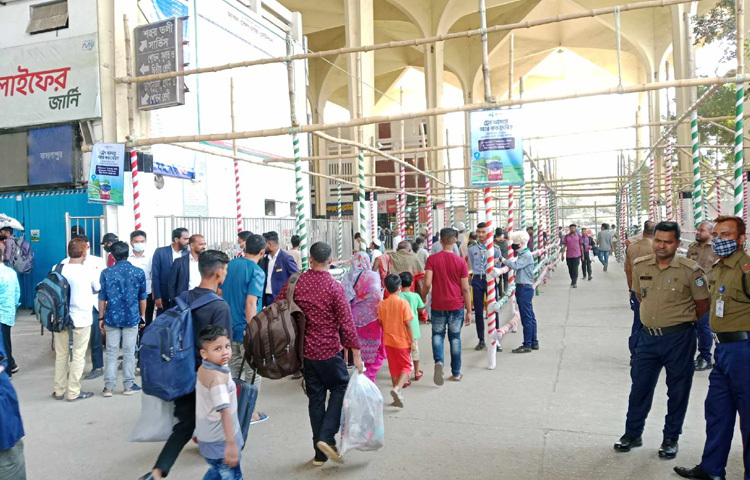 রেলওয়ে স্টেশন সূত্র জানায়, সকাল ৬ টায় রাজশাহীগামী ধূমকেতু এক্সপ্রেসের যাত্রার মধ্যমে ঈদযাত্রা শুরু হয়। সকাল ৯ টা ৪০ মিনিট পর্যন্ত ১১ টি ট্রেন স্টেশন ছেড়ে গেছে।