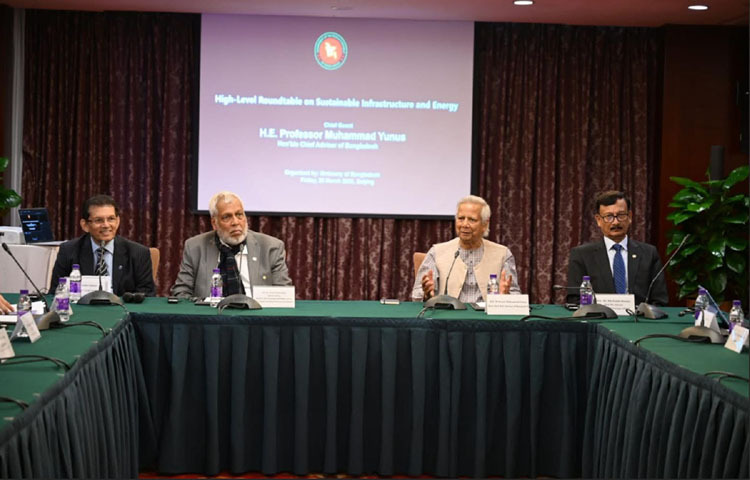 প্রধান উপদেষ্টা প্রফেসর মুহাম্মদ ইউনুস আজ বেইজিংয়ের প্রেসিডেন্সিয়াল হোটেলে টেকসই অবকাঠামো এবং জ্বালানি বিষয়ে একটি উচ্চ পর্যায়ের গোলটেবিল আলোচনায় যোগ দেন। ছবি: পিআইডি