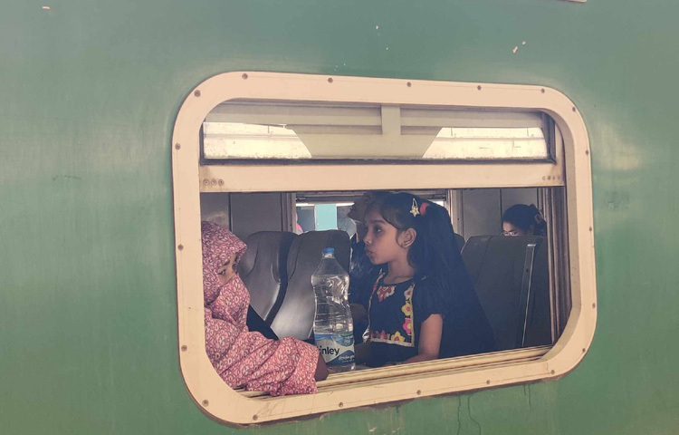 সবগুলো ট্রেন এখন কমলাপুর রেলওয়ে স্টেশনের প্ল্যাটফর্মে রয়েছে। ফলে দেরি হওয়ার কোনো আশঙ্কা নেই।