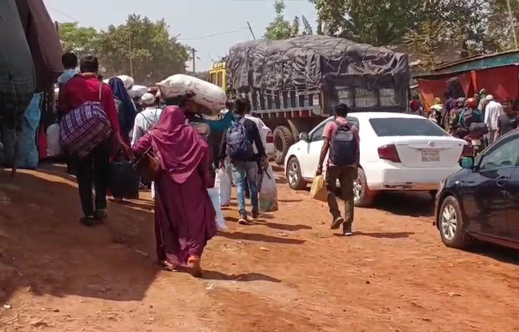 ভোর থেকে পাটুরিয়া থেকে ছেড়ে আসা প্রতিটি ফেরি ও লঞ্চে যানবাহনের পাশাপাশি যাত্রীদের চাপ ছিল চোখে পড়ার মতো। একই সঙ্গে ছোট গাড়ির চাপও দেখা গেছে।