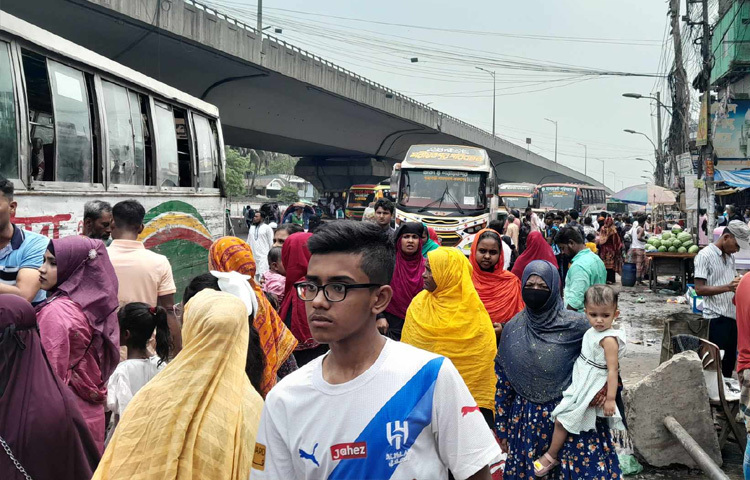 যাত্রাবাড়ীর যাত্রীদের বেশিরভাগই পদ্মা সেতুর ওপারে শরীয়তপুর ও ফরিদপুরের।সায়েদাবাদে জনপথ মোড়ের চারপাশের বাস কাউন্টারগুলোতে যাত্রীদের ভিড় রয়েছে। তবে সায়েদাবাদ এলাকায় পর্যাপ্ত গাড়ি ছিল।