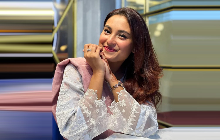 সাদা চওড়া লেস দেওয়া স্লিভসের পাউডার ব্লু কামিজ ও মভ ওড়না পরেছেন অভিনেত্রী তানজিম সাইয়ারা তটিনী।
