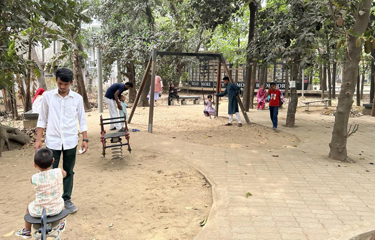 শহরের বিভিন্ন প্রান্ত থেকে অন্য সন্তানদের নিয়ে পার্কে এসেছেন অভিভাবকরা।