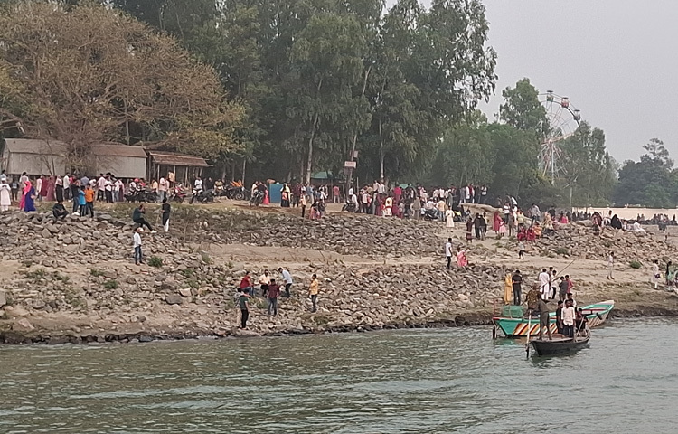 পরিবার পরিজন নিয়ে ভিড় করছেন দর্শনার্থীরা।