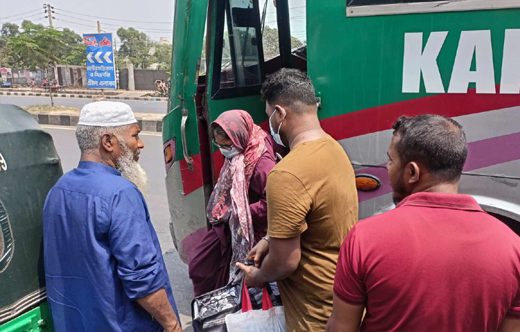 তাদের মধ্যে কেউ একা, কেউ আবার পরিবার-পরিজন নিয়ে ফিরছেন।