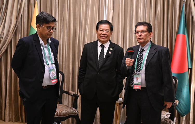 প্রধান উপদেষ্টার উচ্চ প্রতিনিধি ড. খলিলুর রহমান এবং মিয়ানমারের উপ-প্রধানমন্ত্রী ও পররাষ্ট্রমন্ত্রী ইউ থান শিউ গতকাল থাইল্যান্ডের ব্যাংককে অনুষ্ঠিত ৬ষ্ঠ বিমসটেক শীর্ষ সম্মেলনের সাইডলাইনে যৌথ ব্রিফিংয়ে অংশ নেন। এ সময় প্রধান উপদেষ্টার প্রেস সচিব মোহাম্মদ শফিকুল আলম উপস্থিত ছিলেন। ছবি: পিআইডি