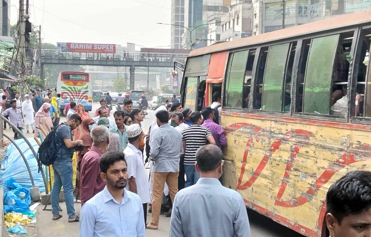 কর্মব্যস্ত মনুষ সকাল থেকেই ভিড় করতে শুরু করেন বাসস্ট্যান্ডগুলোতে।