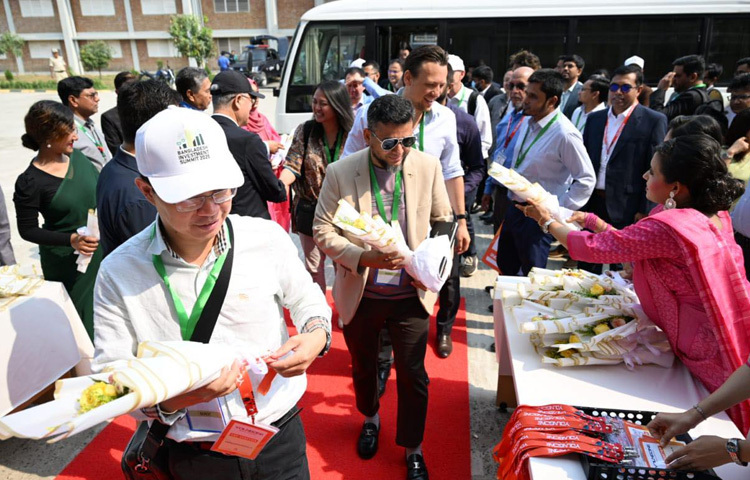 বিনিয়োগ সম্মেলনের প্রথম দিনে ৭ এপ্রিল সকালে একদল বিদেশি বিনিয়োগকারী বিশেষ ফ্লাইটে চট্টগ্রামে আসেন।