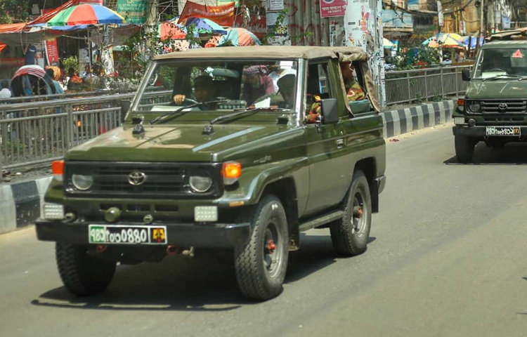 তাই যেকোনো ধরনের অপ্রীতিকর পরিস্থিতি মোকাবিলার জন্য সতর্ক অবস্থানে রয়েছে আইনশৃঙ্খলা বাহিনীর সদস্যরা।