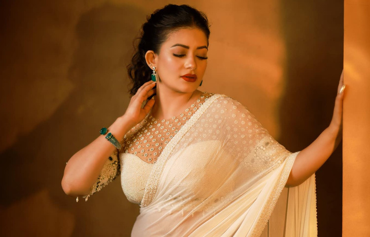 সাদা শিফন শাড়িতে লাস্যময়ী মন্দিরা।