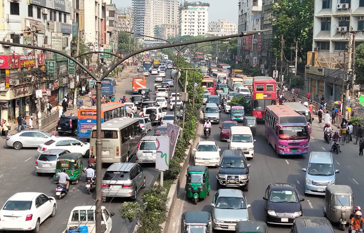 সড়কে গণপরিবহনের উপস্থিতি কম থাকলেও নিজস্ব যানবাহন ছিল চোখে পড়ার মতো।