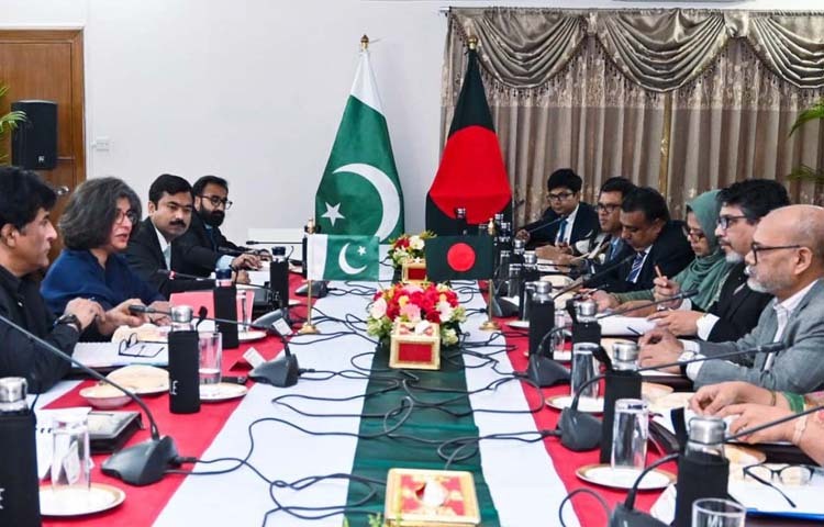 পররাষ্ট্র সচিব মো. জসীম উদ্দিনের সাথে আজ ঢাকায় রাষ্ট্রীয় অতিথি ভবন পদ্মায় পাকিস্তানের পররাষ্ট্র সচিব আমনা বেলুচ দ্বিপাক্ষিক বৈঠক করেন। ছবি: পিআইডি