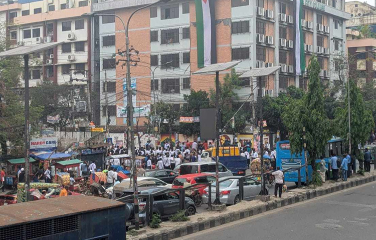 এর আগে ২১ এপ্রিল ঢাকা কলেজের এক শিক্ষার্থীকে মারধর করে সিটি কলেজের শিক্ষার্থীরা। এই ঘটনা ঢাকা কলেজের বিভিন্ন ফেসবুক গ্রুপে ছড়িয়ে পড়ে।