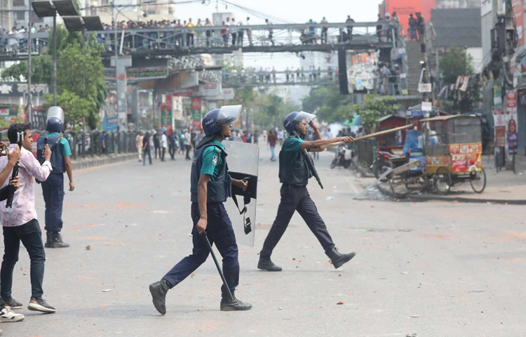 সংঘর্ষ থামাতে পুলিশ লাঠিচার্জ করেছে।