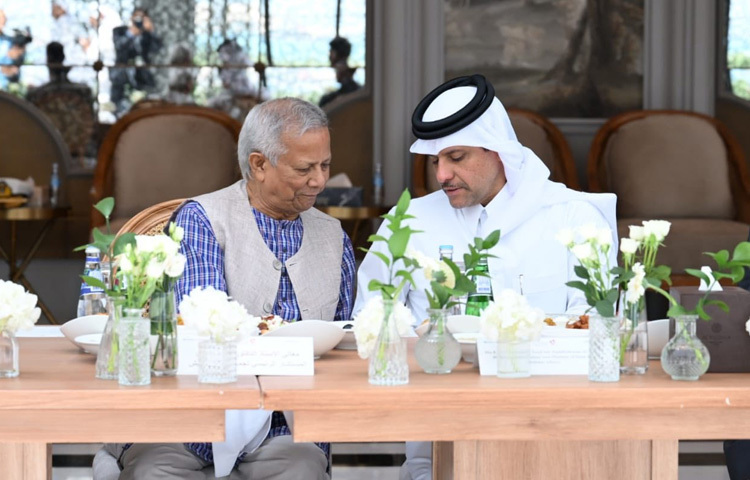 উপ-প্রধানমন্ত্রী এবং প্রতিরক্ষা প্রতিমন্ত্রী শেখ সৌদ বিন আব্দুল রহমান বিন হাসান আল-থানি বুধবার দোহায় আর্থনা শীর্ষ সম্মেলনের ফাঁকে প্রধান উপদেষ্টা অধ্যাপক মুহাম্মদ ইউনূসের সঙ্গে সাক্ষাৎ করেছেন। ছবি: সিএ প্রেস উইং