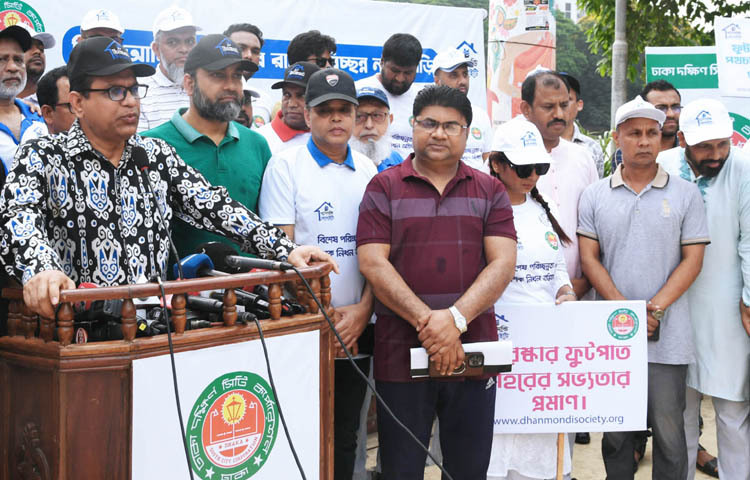স্থানীয় সরকার বিভাগের সচিব মো. রেজাউল মাকছুদ জাহেদী আজ রাজধানীর ধানমন্ডিতে রবীন্দ্র সরোবরে বিশেষ পরিচ্ছন্নতা ও মশক নিধন অভিযানের উদ্বোধন অনুষ্ঠানে প্রধান অতিথির বক্তৃতা করেন। ছবি: পিআইডি
