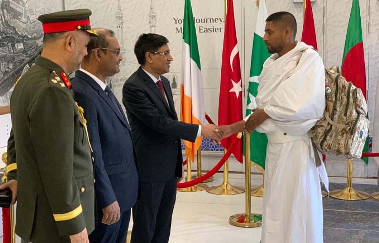 বাংলাদেশ থেকে এ বছরের প্রথম হজ ফ্লাইটে ৪১৪ জন যাত্রী আজ সৌদি আরবের জেদ্দার কিং আবদুল আজিজ আন্তর্জাতিক বিমানবন্দরে পৌঁছলে বাংলাদেশের রাষ্ট্রদূত মো. দেলওয়ার হোসেন হজযাত্রীদের স্বাগত জানান। ছবি: পিআইডি