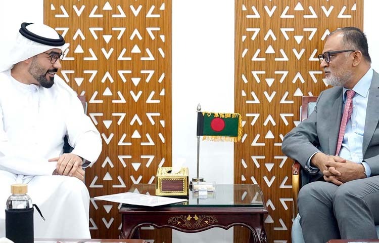 বাণিজ্য উপদেষ্টা শেখ বশিরউদ্দীনের সাথে আজ ঢাকায় মন্ত্রণালয়ে তাঁর অফিস কক্ষে বাংলাদেশে সংযুক্ত আরব আমিরাতের রাষ্ট্রদূত আবদুল্লাহ আলী আব্দুল্লাহ খাসিফ আল হামুদি সাক্ষাৎ করেন। ছবি: পিআইডি