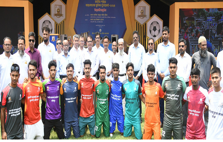 স্থানীয় সরকার বিভাগের সচিব মো. রেজাউল মাকছুদ জাহেদীর সঙ্গে ঢাকায় মোহাম্মদপুরে সরকারি শারীরিক শিক্ষা কলেজে ‘জাতীয় পর্যায়ে আন্তঃকলেজ ফুটবল টুর্নামেন্ট-২০২৪’ এর উদ্বোধন অনুষ্ঠানে খেলোয়াড়রা ফটোসেশনে অংশ নেন। । ছবি: পিআইডি