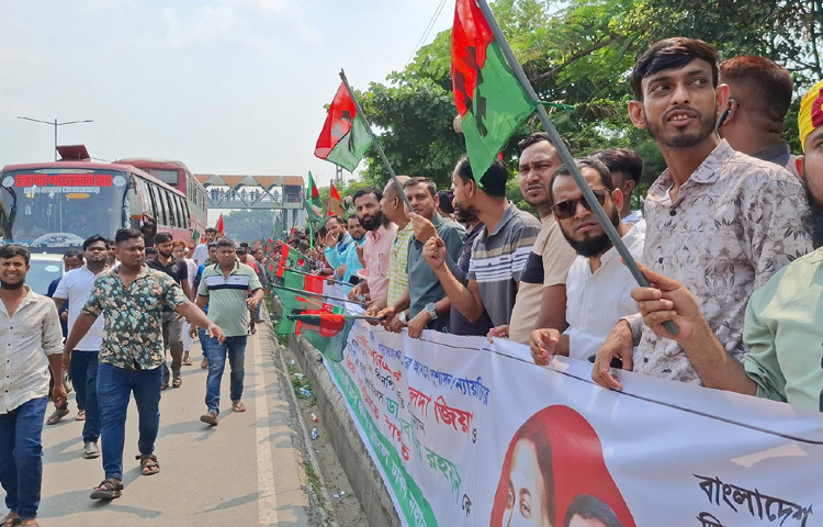 বিএনপি নেতাকর্মীরা জাতীয় পতাকা ও দলীয় পতাকাসহ বিভিন্ন ব্যানার-ফ্যাস্টুন হাতে বিভিন্ন স্লোগান দিচ্ছেন।