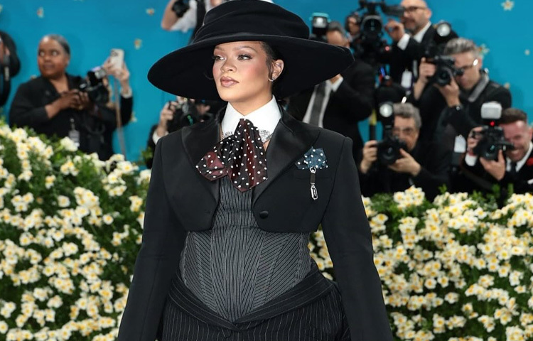 ব্ল্যাক গাউনের সঙ্গে মিলিয়ে রিহানা পরেছিলেন ফুল ডিটেইলড হুড। এই পুরো লুক যেন মাতৃত্বকালীন নারীদের জন্য এক স্টাইল গাইড, ‘আড়ালে নয়, আলোয় এসো।’