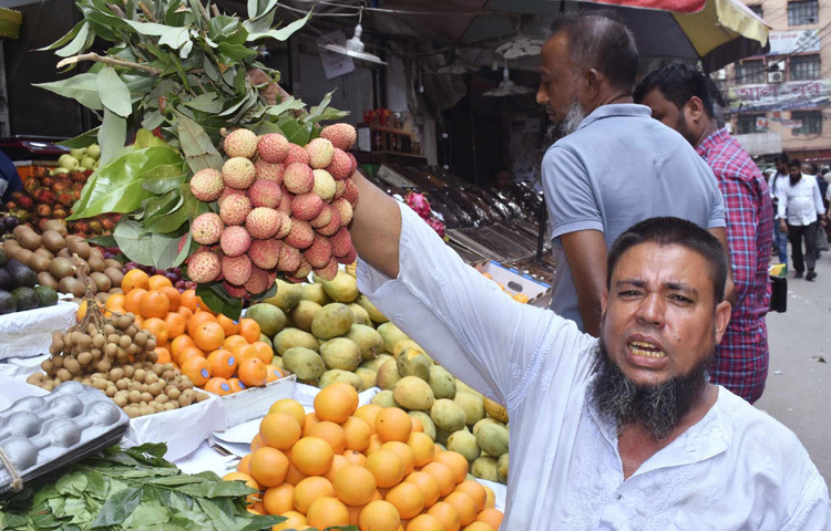 কড়া রোদেও ক্রেতা টানতে মুখে হাসি রেখে জোরে জোরে ডাকছেন দোকানিরা।