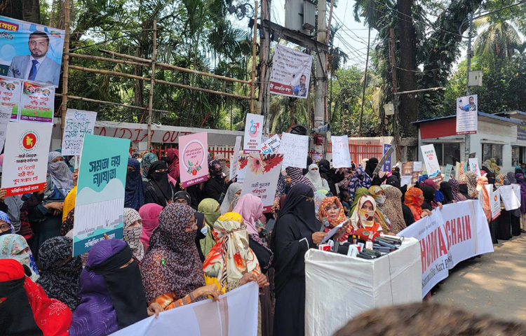 মানববন্ধনে অংশগ্রহণকারীরা জানান, প্রস্তাবিত নারী বিষয়ক সংস্কার কমিশন ইসলাম ধর্ম অনুযায়ী নারীদের যে সম্মান ও মর্যাদা রয়েছে, সেটিকে ক্ষুণ্ন করবে। এ ধরনের সংস্কার পারিবারিক বন্ধন এবং সামাজিক সৌন্দর্যকে ব্যাহত করতে পারে।