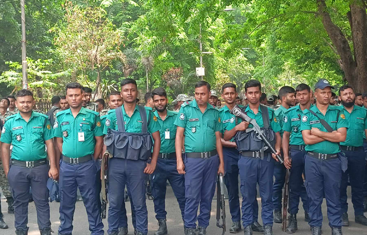 আওয়ামী লীগ নিষিদ্ধের দাবিতে বিক্ষোভ ও সমাবেশকে কেন্দ্র করে প্রধান উপদেষ্টার বাসভবন যমুনার আশপাশের এলাকায় সতর্কতা বাড়ায় আইনশৃঙ্খলা রক্ষাকারী বাহিনী। ছবি: জাগো নিউজ