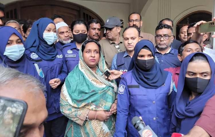 গাজীপুরের কাশিমপুর মহিলা কেন্দ্রীয় কারাগারে আনা হয়েছে নারায়ণগঞ্জ সিটি করপোরেশনের সাবেক মেয়র ও নারায়ণগঞ্জ জেলা আওয়ামী লীগের সাবেক সিনিয়র সহ-সভাপতি ডা. সেলিনা হায়াৎ আইভীকে। আজ দুপুর আড়াইটায় এ তথ্য নিশ্চিত করেন সিনিয়র জেল সুপার মোছা. কাওয়ালিন নাহার। ছবি: জাগো নিউজ