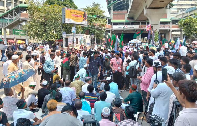 এর আগে আওয়ামী লীগ নিষিদ্ধের দাবিতে ৭ মে রাত ১০টার দিকে প্রধান উপদেষ্টার বাসভবন যমুনার সামনে অবস্থান নেন হাসনাত আব্দুল্লাহ ও ছাত্র-জনতা। পরে সেখানে যান এনসিপির আহ্বায়ক নাহিদ ইসলাম, সদস্যসচিব আখতার হোসেনসহ দলটির শীর্ষ নেতারা।