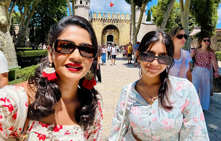 সুযোগ পেলেই মেয়েকে নিয়ে দেশ-বিদেশে ঘুরে বেড়ান এই অভিনেত্রী। এমনকি কাজের শিডিউলও মেয়েকে ঘিরেই করেন বাঁধন।