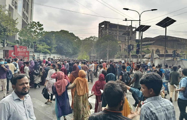 বেলা সাড়ে ১১টায় জগন্নাথ বিশ্ববিদ্যালয়ের এক হাজারের বেশি শিক্ষার্থী যমুনা অভিমুখে রওয়ানা হন। তাদের সঙ্গে শিক্ষকরাও ছিলেন। তাদের পদযাত্রা প্রথমে গুলিস্তান মাজার গেটে বাধার সম্মুখীন হয়। পরে মৎস্য ভবনে আবারও পুলিশের বাধার মুখে পড়ে। সেই বাধা অতিক্রম করে যমুনা অভিমুখে এগিয়ে যেতে থাকেন তারা।