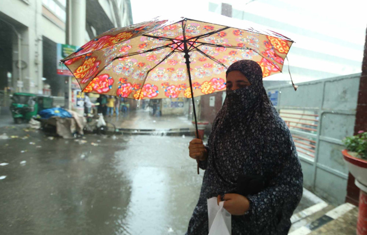 ছাতার নিচে ঢাকার মানুষ যতটা না বাঁচার চেষ্টা করে, তারচেয়ে বেশি গল্প তৈরি হয় সেখানে। কোনো ছাতার নিচে মা তার স্কুলফেরত সন্তানকে বৃষ্টি থেকে আগলে রাখছেন। কোথাও এক হাতে ছাতা ধরে অফিসগামী মানুষ অন্য হাতে ধরে আছেন কাঁধে ঝোলা ব্যাগ। আবার কোনো তরুণ দম্পতি ছাতাকে অর্ধেক ভাগ করে নিজেদের মতো করে সেঁটে বসে আছেন ফুটপাতের এক কোণে।