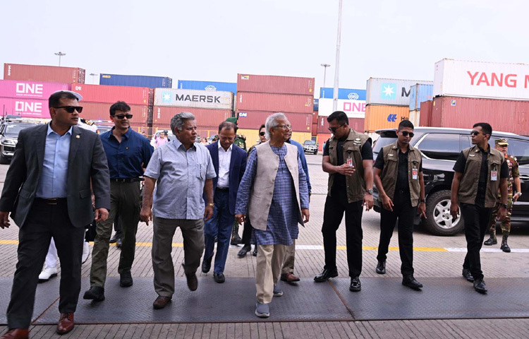 প্রধান উপদেষ্টা প্রফেসর মুহাম্মদ ইউনূস আজ চট্টগ্রাম বন্দর পরিদর্শন করেন। ছবি: পিআইডি