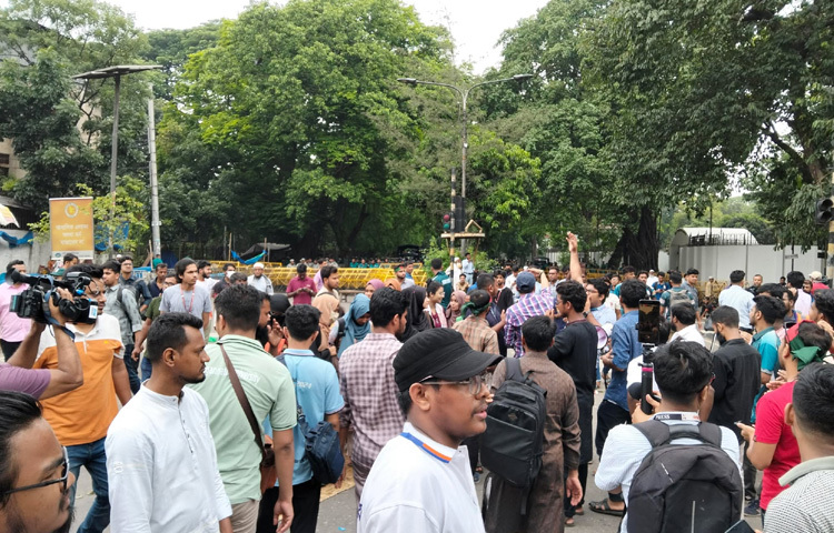 আন্দোলনরত শিক্ষার্থীরা সড়কের বিভিন্ন মোড় ও প্রধান চলাচলের পথগুলো ব্যারিকেড দিয়ে বন্ধ করে রাখায় পরিস্থিতি আরও জটিল আকার ধারণ করে।