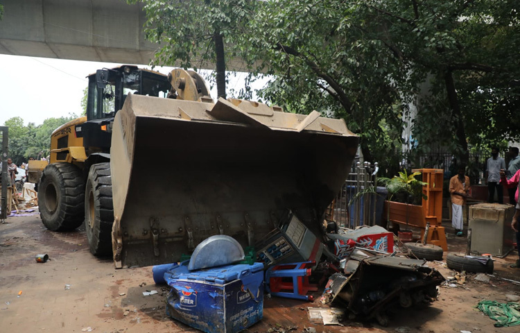 মূলত, ঢাকা বিশ্ববিদ্যালয়ের শিক্ষার্থী শাহরিয়ার আলম সাম্য হত্যার ঘটনায় টিএসসি সংলগ্ন সোহরাওয়ার্দী উদ্যান গেট এলাকায় উচ্ছেদ অভিযান শুরু করেছে সিটি করপোরেশন।