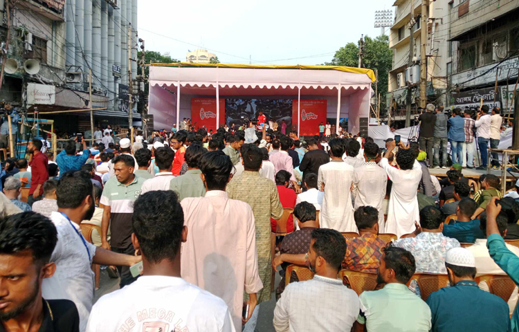জাতীয় নাগরিক পার্টির (এনসিপি) যুব উইং জাতীয় যুবশক্তির আত্মপ্রকাশ অনুষ্ঠান আজ বিকেল সাড়ে ৪টায় গুলিস্তানের শহীদ আবরার ফাহাদ অ্যাভিনিউয়ে কোরআন তেলাওয়াতের মাধ্যমে শুরু হয়। ছবি: জাগো নিউজ