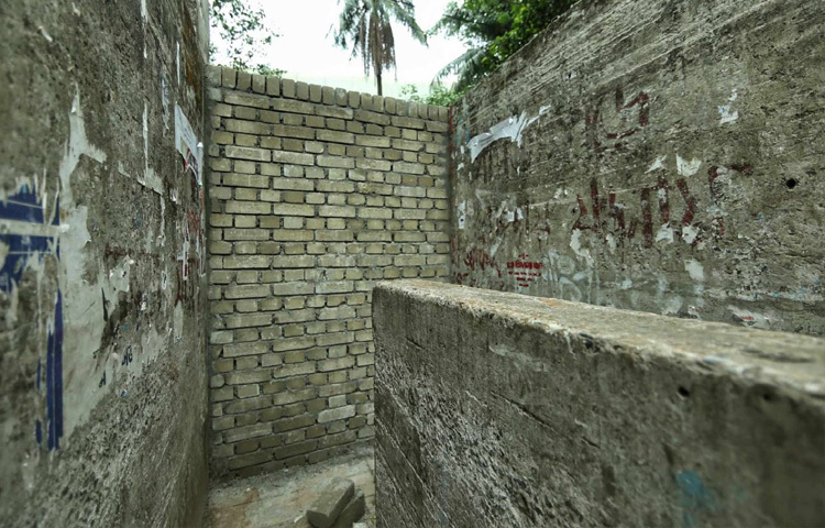 বন্ধ করে দেওয়া হয় টিএসসি সংলগ্ন মূল প্রবেশদ্বারটি, নির্মাণ করা হয় উঁচু দেয়াল। যেন শহরের একমাত্র উন্মুক্ত মুক্তিমঞ্চকে ধীরে ধীরে গিলে নিচ্ছে প্রশাসনিক অবরোধ।