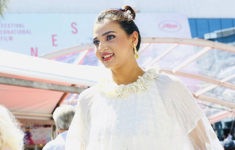 সাধারণত বর্ষার সৌন্দর্য ও আত্মপ্রকাশের ধরন প্রশংসাযোগ্য। তবে কানে তার উপস্থিতি যেন অন্যরকম সৌন্দর্য এনে দিয়েছে। একেবারে শুভ্র সাদা গাউনে বর্ষা ছিলেন অনন্য ও দীপ্তিময়।