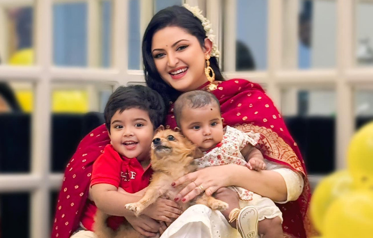 সময়ের সঙ্গে সঙ্গে বদলেছে পরিচয়। এক সময়ের পর্দা কাঁপানো গ্ল্যামারাস পরীমণি এখন শুধুই নায়িকা নন, তিনি একজন মা।