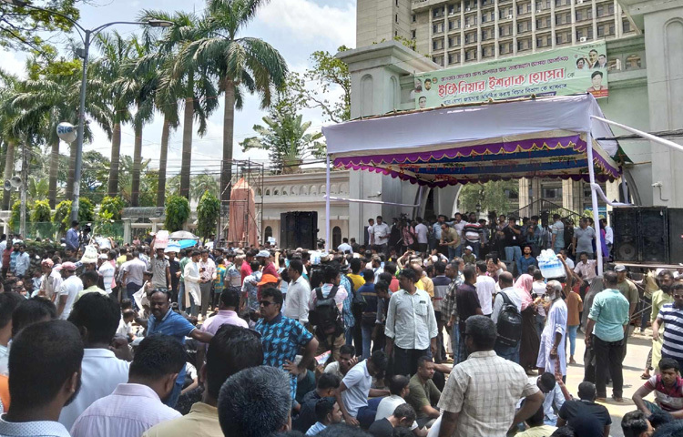 এ সময় তারা ‘অবিলম্বে ইশরাক হোসেনকে মেয়রের দায়িত্ব বুঝিয়ে দাও, দিতে হবে’; ‘দফা এক দাবি এক, আসিফের পদত্যাগ’; ‘আসিফ ভূঁইয়ার কালো হাত, ভেঙে দাও গুড়িয়ে দাও’; ‘শপথ নিয়ে টালবাহানা চলবে না চলবে না’ স্লোগান দিতে থাকেন।