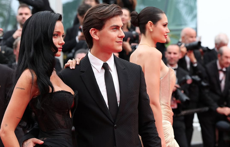 ‘হাইয়েস্ট টু লোয়েস্ট’ প্রিমিয়ারে ছিল তাদের ঝলমলে উপস্থিতি। এই সিনেমার প্রদর্শনীতেই ফ্যাশন স্টেটমেন্ট দিয়ে চমকে দিলেন তারকা জুটি।