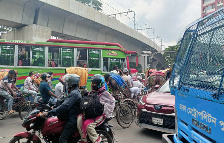 অধিকাংশ বাস থেকে যাত্রীরা নেমে হেঁটে গন্তব্যে ছুটছেন। অনেক চালককে যাত্রী নামিয়ে গাড়ি ঘুরিয়ে চলে যেতেও দেখা যায়।