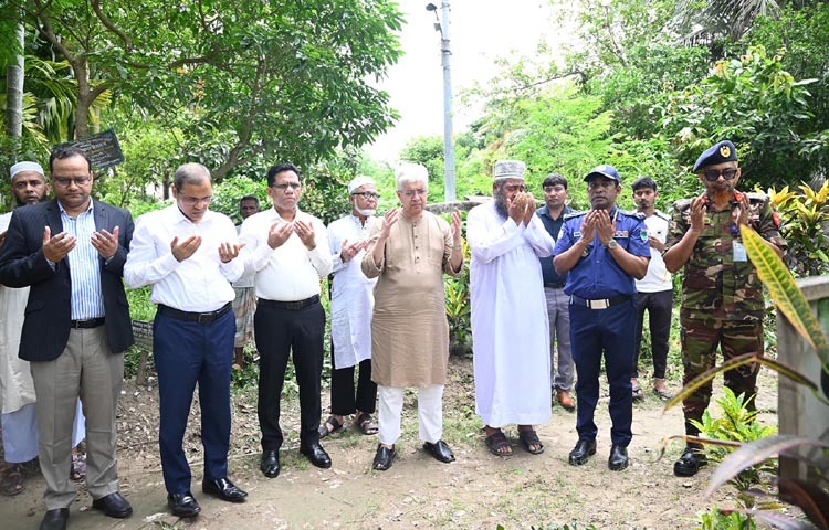 গৃহায়ন ও গণপূর্ত এবং শিল্প উপদেষ্টা আদিলুর রহমান খান আজ খুলনায় ছাত্র-জনতার গণ-অভ্যুত্থানে শহীদ শেখ মো. সাকিব রায়হানের কবর জিয়ারত করেন। ছবি: পিআইডি
