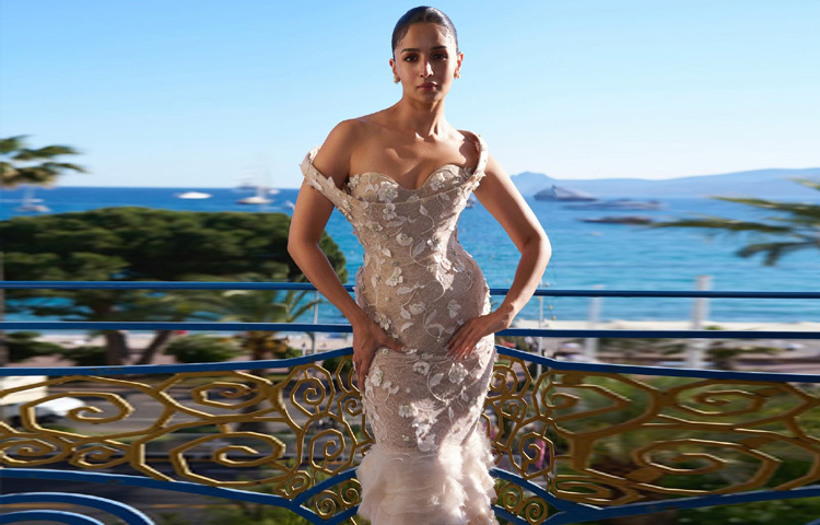 আর পুরো এই স্টাইল ম্যাজিকের নেপথ্যে যিনি, তিনি হলেন রিয়া কাপুর। তার স্টাইলিংয়ে আলিয়ার লুক যেন পরিণত হয়েছে এক নিখুঁত শিল্পকর্মে।