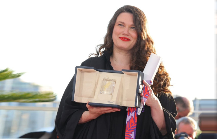 প্রাক্তন ইকো জুরি পুরস্কার: ‘সাউন্ড অফ ফলিং’ শব্দ, নীরবতা আর পতনের এক অভাবনীয় সংলাপ। মাসচা স্কিলিনস্কি যেন এই চলচ্চিত্রে শ্রুতির এক নতুন ভাষা গড়ে তুলেছেন। শব্দের জগতে যে দাগ পড়ে, তা কতটা দৃশ্যমান হতে পারে সেই প্রশ্নের উত্তর দেন তিনি এই ছবিতে। দুর্দান্ত এই কাজের জন্য তিনিও পেয়েছেন প্রাক্তন ইকো জুরি পুরস্কার।